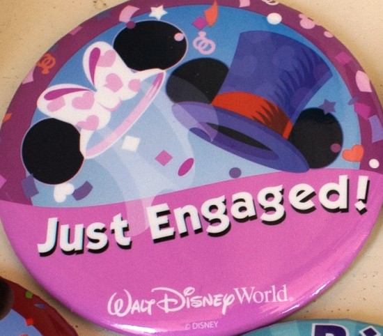 Celebrando un día especial en Walt Disney World: Las insignias de Disney