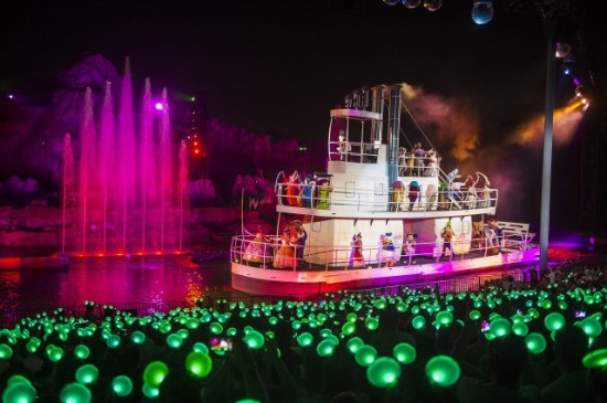 Disney World estrena los sombreros interactivos Mickey Ear de Glow with the Show; Primer vistazo a las festividades navideñas de Disney 2013.