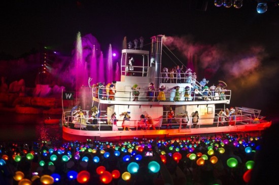 Disney World estrena los sombreros interactivos Mickey Ear de Glow with the Show; Primer vistazo a las festividades navideñas de Disney 2013.