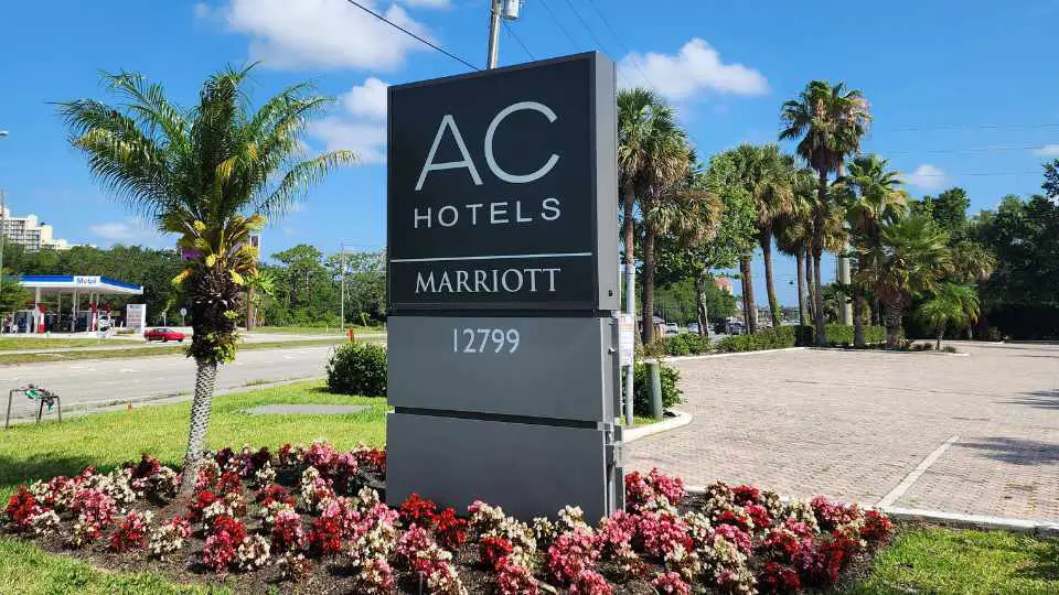 AC Hotel by Marriott Orlando Lake Buena Vista (recorrido por el hotel y la habitación)