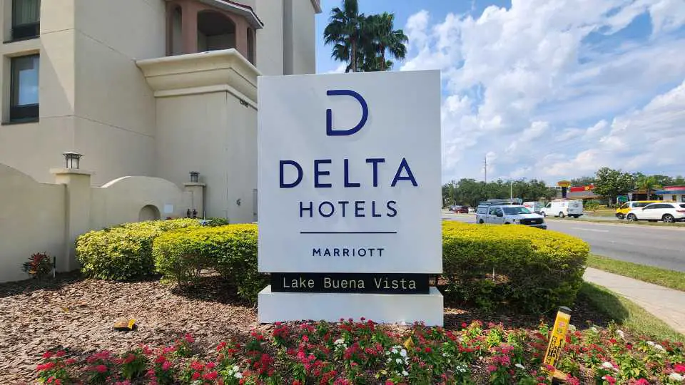 Delta Hotels by Marriott Orlando Lake Buena Vista (recorrido por el hotel y la habitación)