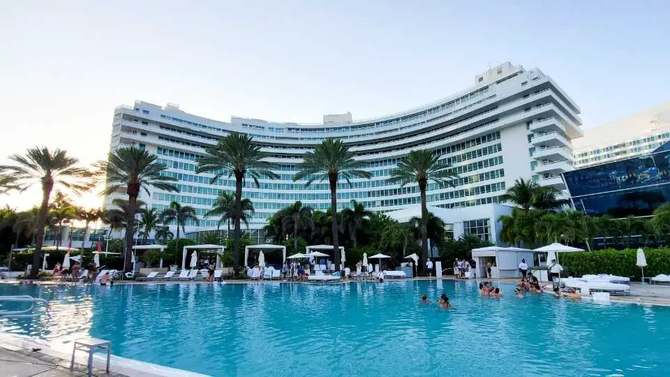 Fontainebleau Miami Beach (recorrido por el hotel y la habitación)