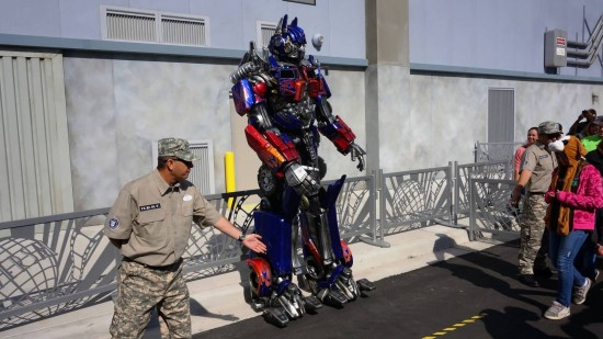 Los personajes de Transformers ahora aparecen diariamente en Universal Studios Florida