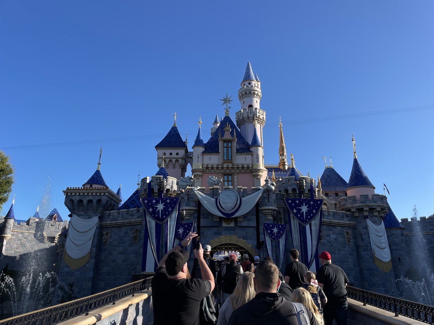 Estrategia de entrada anticipada y caída de cuerdas de Disneyland
