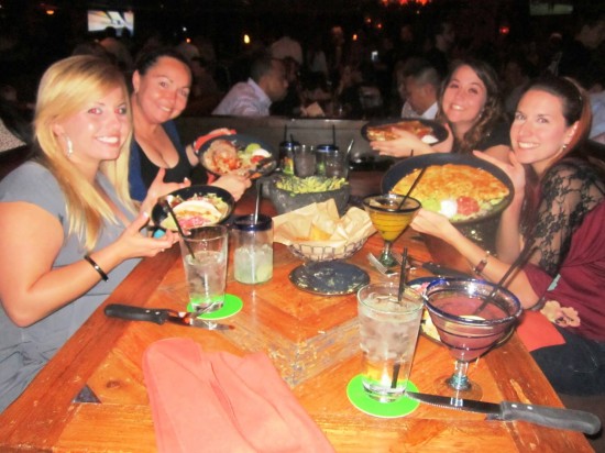 Fiesta del viernes por la noche en Rocco's Tacos & Tequila Bar en Restaurant Row