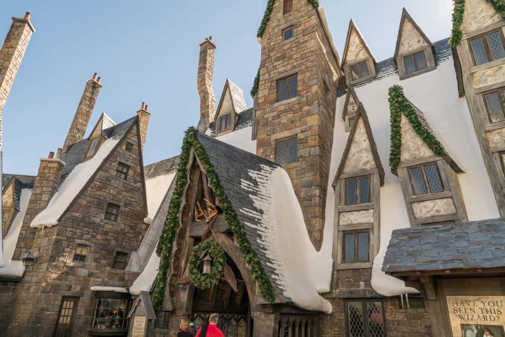 Nuestras 3 zonas favoritas de Hogsmeade decoradas para una Navidad de Harry Potter