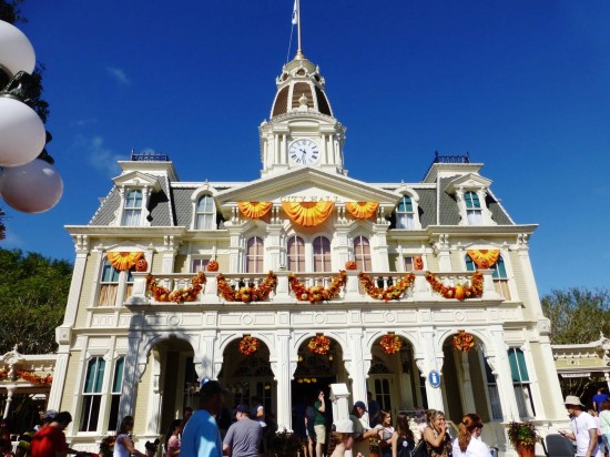 Informe del viaje a Magic Kingdom: octubre de 2013 (decoraciones de Halloween, actualizaciones de la construcción, nuestra primera visita a Princess Fairytale Hall y Mickey que habla).