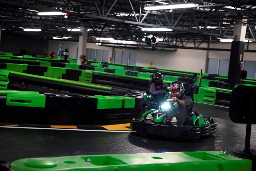 Corre hacia la diversión en Andretti Indoor Karting & Games Orlando