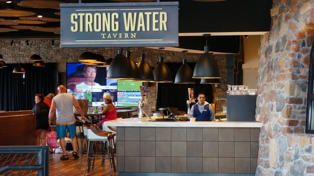 Degustación de ron Strong Water Tavern en Sapphire Falls Resort