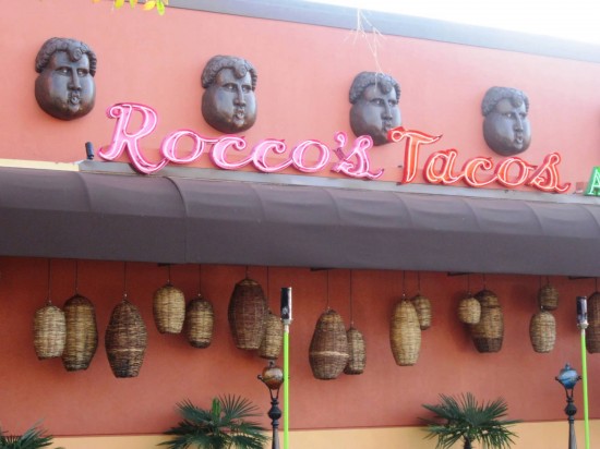 Fiesta del viernes por la noche en Rocco's Tacos & Tequila Bar en Restaurant Row