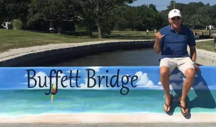 Jimmy honrado con el puente Buffett en Pascagoula, MS