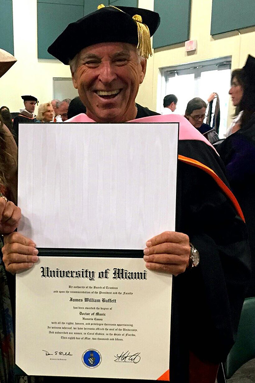 Jimmy pronuncia un discurso de graduación a los graduados de la Universidad de Miami