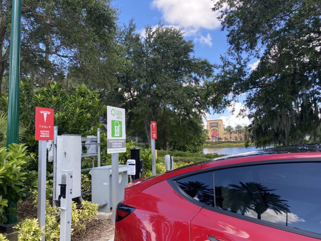 Lo que necesita saber sobre traer un automóvil eléctrico a Universal Orlando
