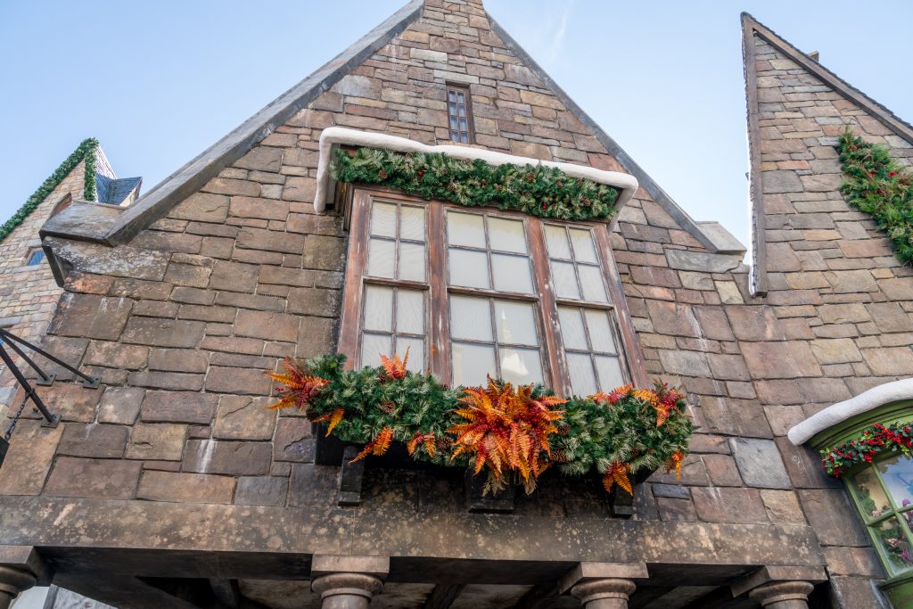 Nuestras 3 zonas favoritas de Hogsmeade decoradas para una Navidad de Harry Potter
