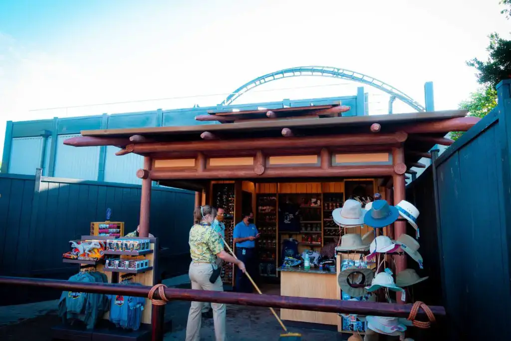 ¡Las paredes de Jurassic World VelociCoaster están caídas!