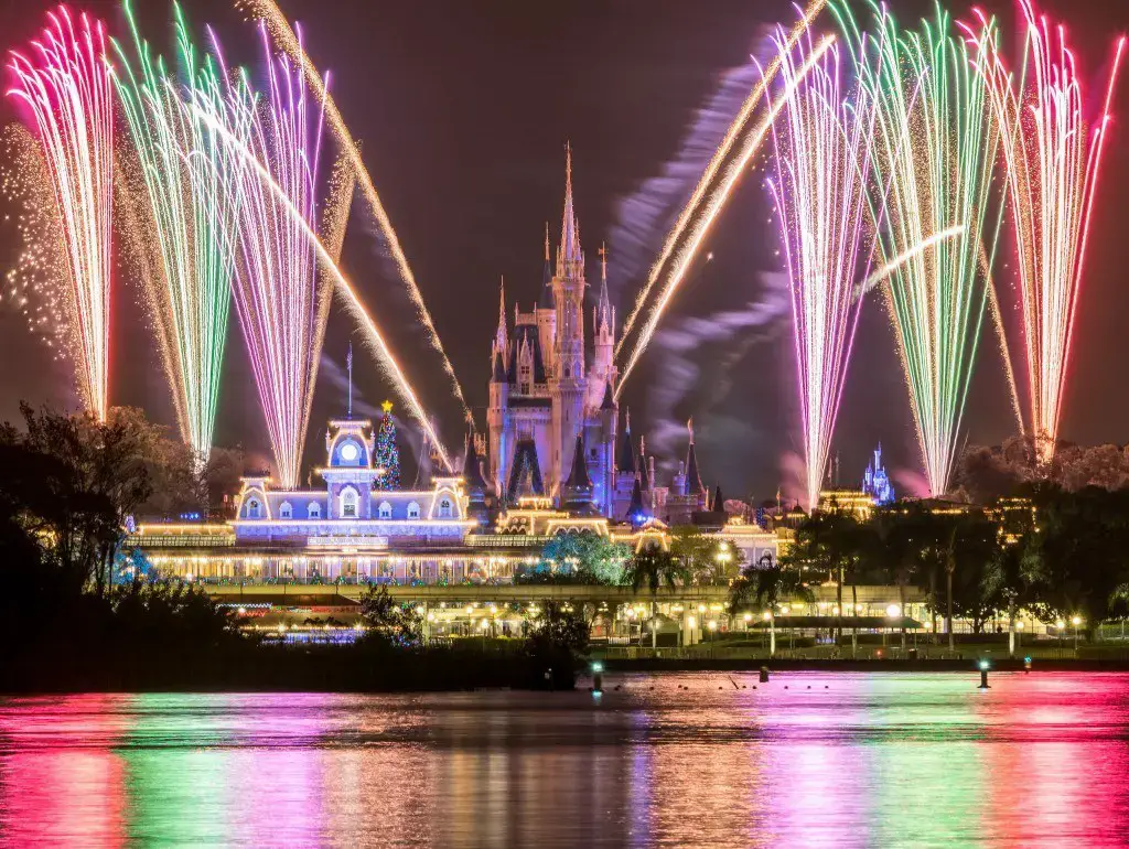9 lugares épicos para ver los fuegos artificiales de Disney