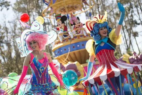 El nuevo desfile del Festival of Fantasy de Disney se llena de fantasía en Magic Kingdom