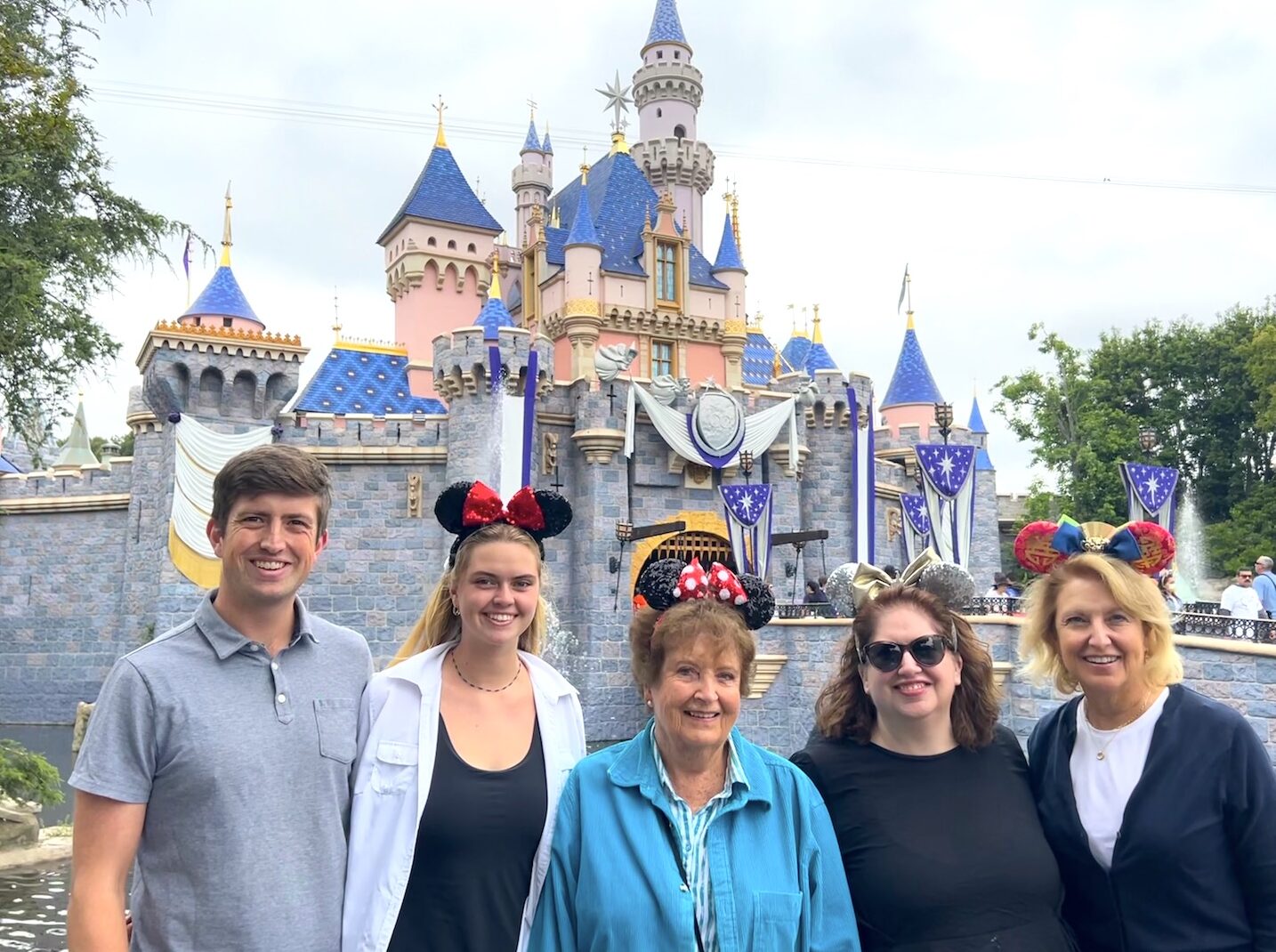 Llevé a mi abuela de 85 años a Disneylandia en silla de ruedas...